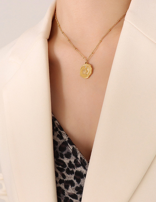 Collar Con Estampado De Palma De Moneda Chapada En Oro De Acero Titanio