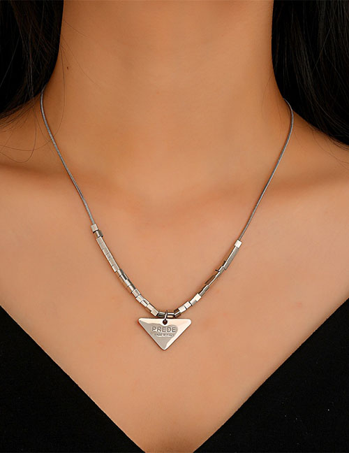 Collar Con Letra Triangular De Acero Y Titanio
