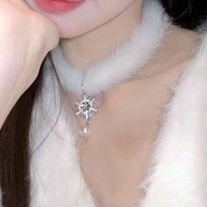 Collar De Felpa Con Perlas Y Copos De Nieve De Diamantes Geométricos
