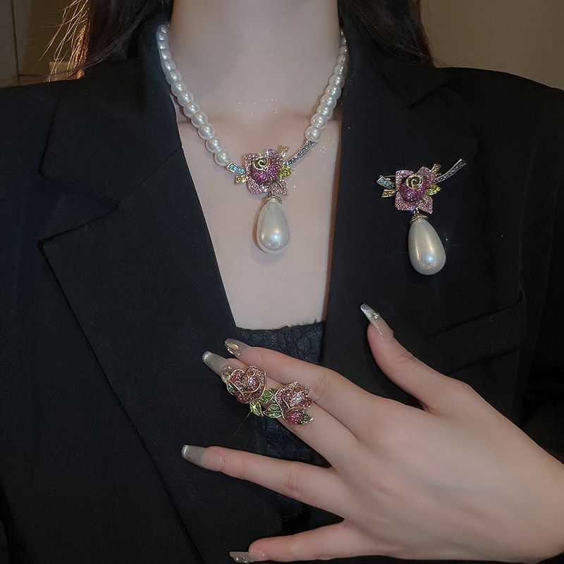 Broche De Perlas Y Flores Con Diamantes Geométricos