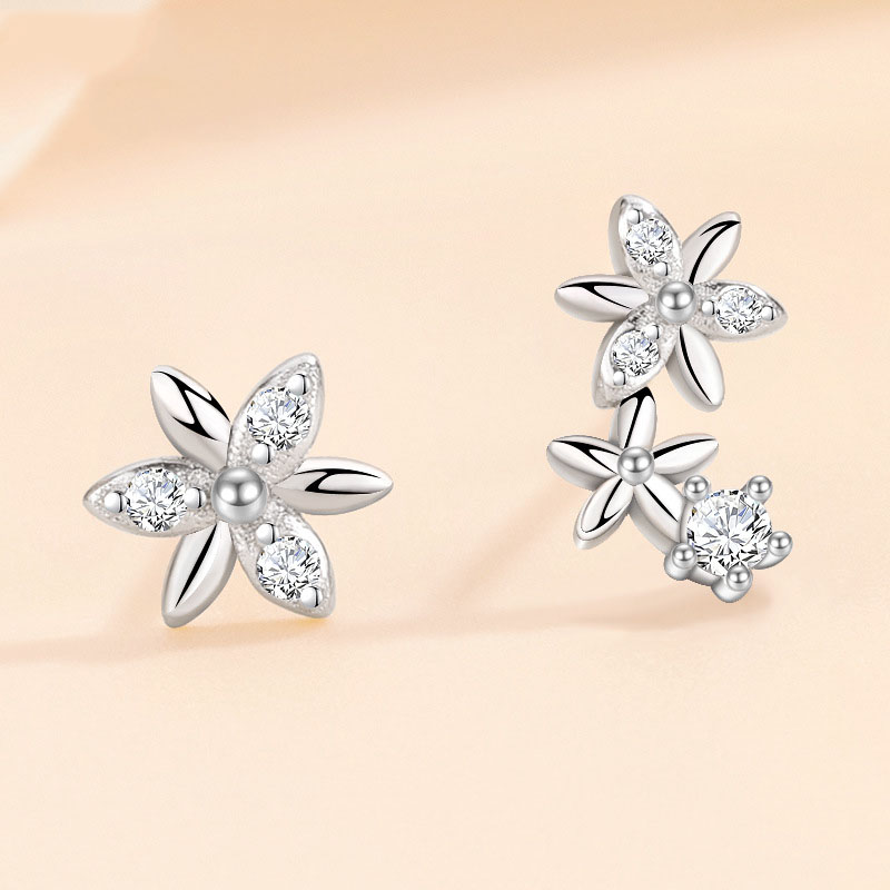 Pendientes De Botón Con Flores Asimétricas De Plata Y Diamantes
